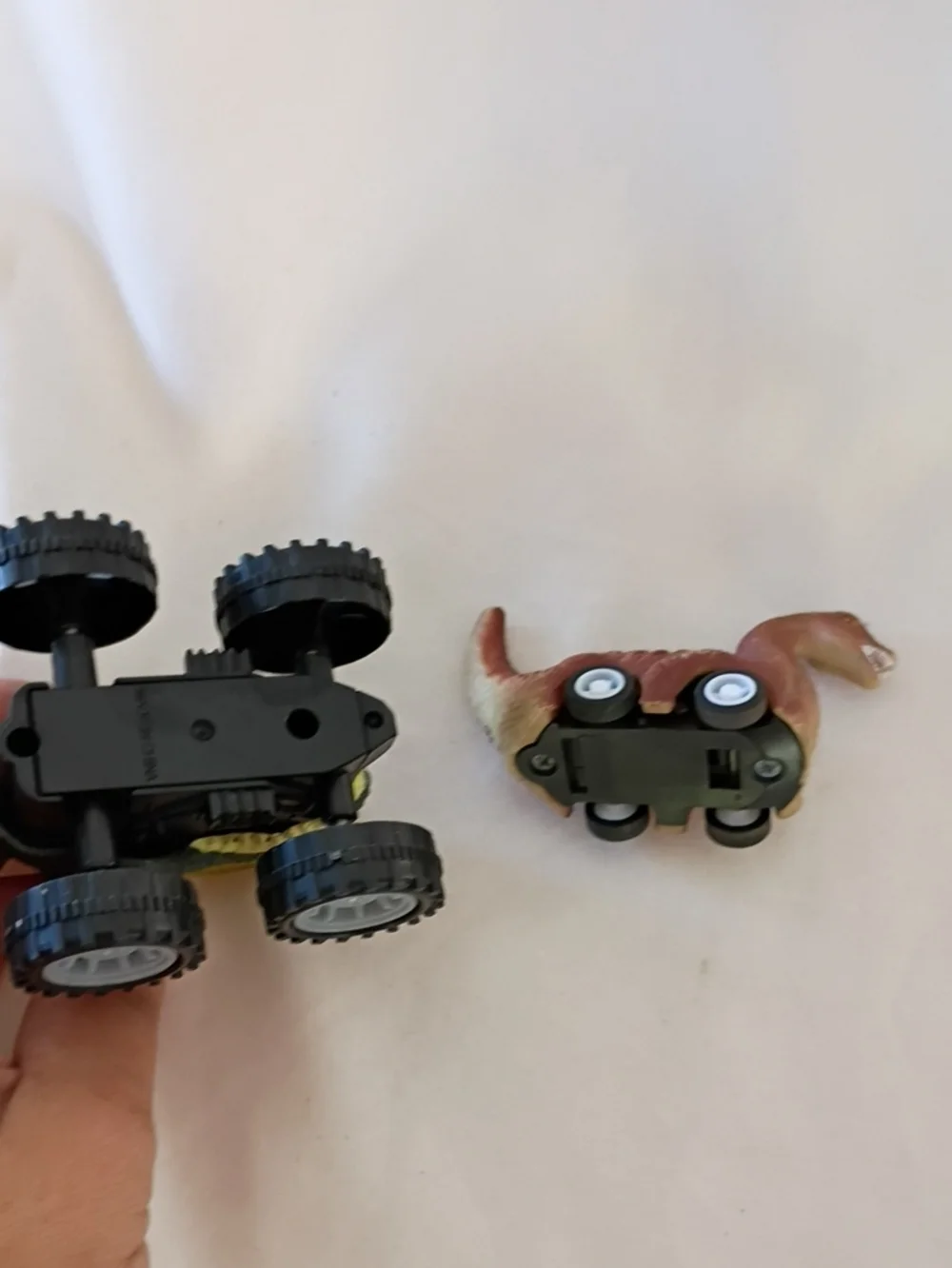 EUC Hot Wheels 2016 Monster Jam Dragon Diecast Metal 4x4 Truck And 2 Dino Cars